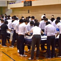 富津市長選の開票作業を行う職員ら＝２９日午後９時２５分ごろ、同市総合社会体育館
