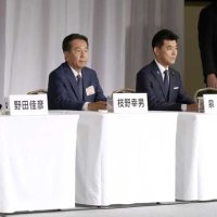 立憲民主党の次期代表を選出する臨時党大会に臨む（左から）野田佳彦氏、枝野幸男氏、泉健太氏、吉田晴美氏＝２３日午後１時８分、東京都内のホテル（共同）