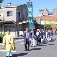 敷地内の高倍神社に玄蕃蔵を奉納するため、列になって向かう役員ら