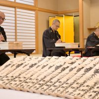 平穏願い丁寧に筆入れ　正月へ向け６０万体　成田山新勝寺　護摩札作り始まる
