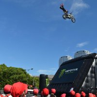 競技の一つ「ＭｏｔｏＸ」を見学し、高く飛び上がるバイクに歓声を上げる小学生たち＝２０日、千葉市美浜区の幕張メッセ
