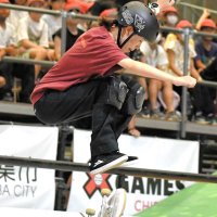 スケートボードの女子ストリート予選で演技する吉沢恋＝２０日、千葉市美浜区の幕張メッセ