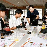 発酵文化学び機運醸成へ　１０月サミット　生徒がみそ玉作り挑戦　香取・佐原高