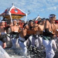 みこしを担いだ上半身裸の男たちが海へ豪快になだれ込んだ＝２３日、いすみ市