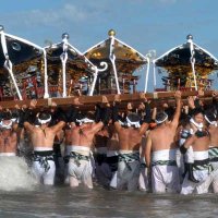 伝統の祭り「大原はだか祭り」が開幕。上半身裸の男たちが海へ豪快になだれ込む浜降り神事「汐（しお）ふみ」が執り行われた＝２３日、いすみ市の大原海水浴場