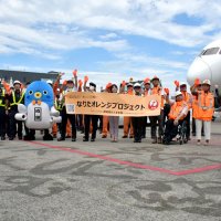 搭乗客を見送るＪＡＬ社員ら