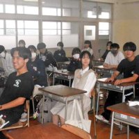 朝の会で発言する私服の生徒。制服姿の生徒も見受けられた＝２５日、大多喜町