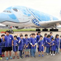 綱引きの対戦後はフライングホヌと記念撮影＝６日、成田市