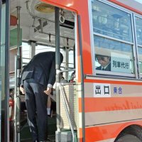 大多喜高生、週明けも代行バス通学　「原因解決し、早く復旧して」　いすみ鉄道脱線　社長、バスに乗り込み直接謝罪