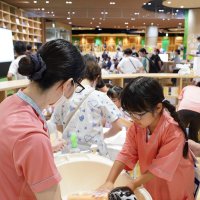 病院の仕事に児童挑戦　旭中央病院が恒例まつり