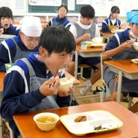自作のコメ「おいしい」　勝浦中　市内や御宿に給食提供