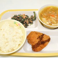 生産したコメに、カツオのフライや勝浦産のヒジキを使った給食