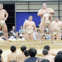 ゆかり大関らに３０００人歓声　秋巡業柏場所　子どもと稽古も