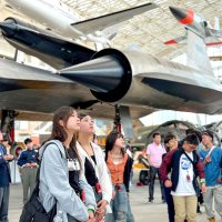 米国の航空博物館で見学する成田市の高校生（成田市提供）