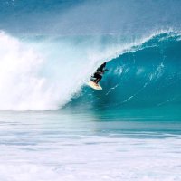 ハワイでサーフィンをする友重選手（本人提供）