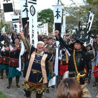 出陣前に勝ちどきを上げる松村さん（中央左手前）ら＝１３日、大多喜町