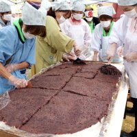 ５６キロのジャンボおはぎ奉納　「足腰の守護ご利益を」　君津・鹿野山神野寺