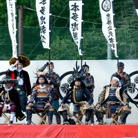 凱旋式で勢ぞろいした本多忠勝役の渡辺正行さん（中央）ら武者行列のメインキャスト