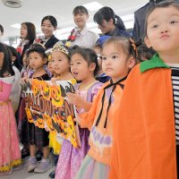 わくわくハロウィーン　成田空港で子ども２４人が飾り付け　ＪＡＬ国内線カウンター、３１日まで設置