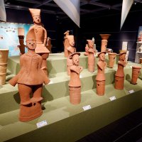 特別展ではさまざまな造形の７４体が展示されている