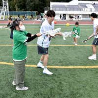 親子で挑戦ラクロス身近に　鎌ケ谷　パスやシュート、成功で笑顔