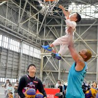 子どもにバスケのシュートを体験してもらう大野選手（左）ら