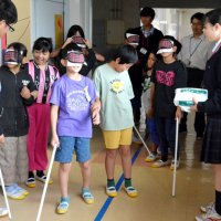 「ふ」つうの「く」らしの「し」あわせ考える　目ふさぎ歩行、点字体験も　大原小で大原高生出前授業　いすみ