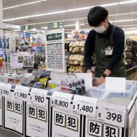 千葉で住宅防犯グッズ需要高まる　相次ぐ強盗事件受け　ホームセンター、売り場新設　音や光で不審者撃退へ