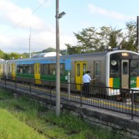 上総亀山駅に停車する久留里線の列車＝君津市