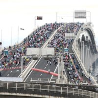 潮風受けアクアライン快走　東京湾の大パノラマ満喫　【ちばアクアラインマラソン２０２４】