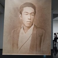 展覧会場には２０代半ばから３０代の浅井の肖像写真を大きくした掲示物がかかる

