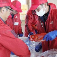 鮮魚販売用のキンメダイを丁寧に用意する関係者＝３日、銚子市