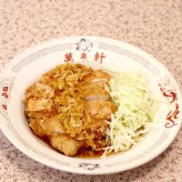 萬来軒自慢の料理の一つ、油淋鶏（芹沢さん提供）