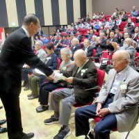 戦争経験「卆寿の卒業式」　市川市　４４人に証書授与
