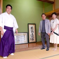 川端康成の書２点奉納　作家・立野信之の長男、有文さん　交流の証し、作品ゆかりの八幡宮へ　市原