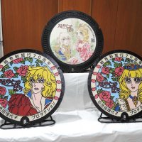 柏に「ベルばら」マンホール登場　作者・池田理代子さんゆかりで１１日から　オスカル、王妃デザイン
