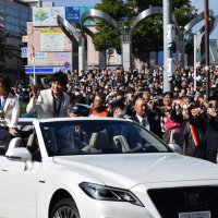 パレードする角田選手（左）と安楽選手＝９日、八千代市
