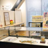 ちばさんの文化勲章受章を祝い、市所有の関係資料などを集めた