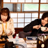 多古米に合うおかずを審査する料理研究家のリュウジさん（右）と平山町長＝多古町