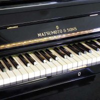 八重原工場で製造された「ＭＡＴＳＵＭＯＴＯ＆ＳＯＮＳ」のブランドが記された松本ピアノ