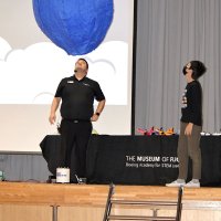 体験を通じて気球の仕組みを学ぶ芝山小の児童（右）と航空博物館のスタッフ