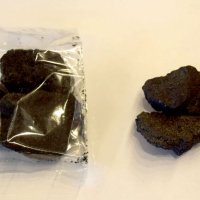 本物のコークス（右）とそっくりの鉄クッキー