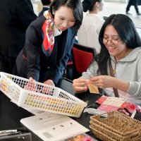 日本と海外縁で結ぶ　水引のスーツケースタグ　成田空港外国人向け制作体験会