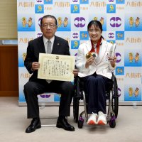 里見選手へ２度目栄誉賞　パラバドシングルス連覇　市民の応援後押しに　「今後も希望を」飛躍誓う　八街市