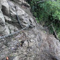 険しい岩峰をよじ登る伊予ケ岳の鎖場エリア
