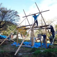 森とつながる「縄文小屋」　有志らが汗、制作着々　市原　人気アート作品近くに新設