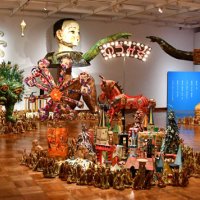 活力満ちた作品世界　絵本原画、立体、映像一堂に　作家２人組が大規模個展