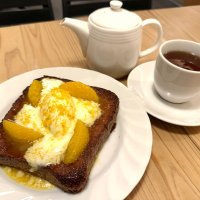 藤末さんが自ら作る菓子パン「ブリオッシュ」を使ったフレンチトーストと、こだわりの紅茶