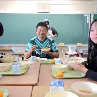 「パワー飯」給食に　松戸市とロケッツ考案　田中史朗さんも舌鼓