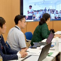 ミャンマーの日本語学校の生徒に対し、オンラインで成田空港周辺の生活環境などについて説明するＮＡＡ関係者ら＝１０月、成田市